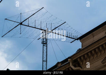 Kurzwellen Antenne am Himmel Stockfoto