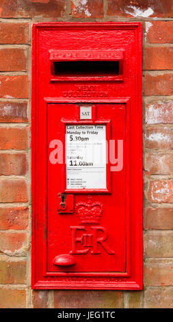 Roten englischen Briefkasten.  Ein traditionelle rote englische Briefkasten montiert in einer roten Backsteinmauer in der Stadt Knutsford, Cheshire. Stockfoto