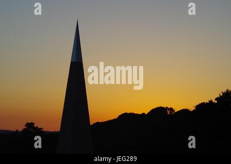 Silhouette Geoneedle bei Sonnenuntergang. Orcombe Punkt, Weltkulturerbe, Jurassic Coast. Exmouth, Devon, UK. Juni 2017. Stockfoto