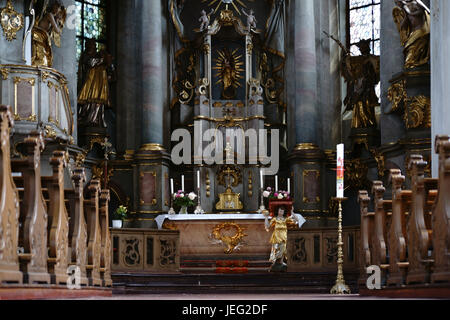 Mainz, Deutschland - 8. Juni 2017: Prunkvolle Altar der St. Stephan Kirche mit Gold dekoriert sakrale Kunst am 8. Juni 2017 in Mainz. Stockfoto