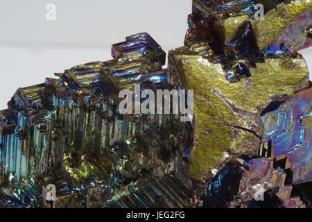 Wismut Crystal Probe anzeigen schillernde Lichtbrechung. Makro-Fotografie. VEREINIGTES KÖNIGREICH. Juni 2017. Stockfoto