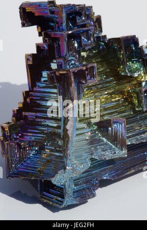 Wismut Crystal Probe anzeigen schillernde Lichtbrechung. Makro-Fotografie. VEREINIGTES KÖNIGREICH. Juni 2017. Stockfoto