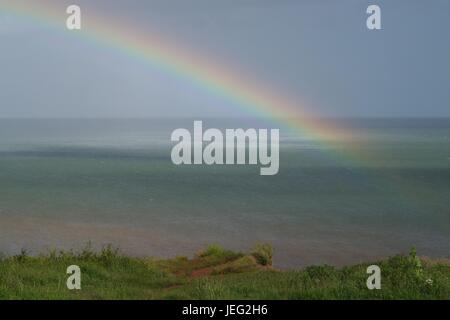 Regenbogen über dem Ärmelkanal von Langstone Rock, Dawlish, UK. Juni 2017. Stockfoto