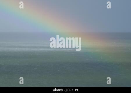 Regenbogen über dem Ärmelkanal von Langstone Rock, Dawlish, UK. Juni 2017. Stockfoto