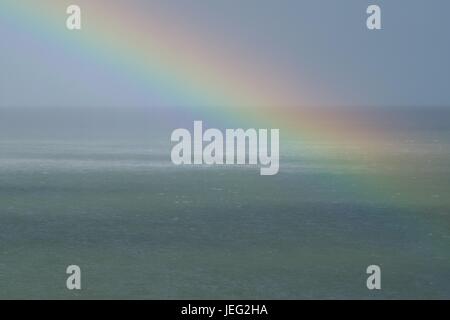 Regenbogen über dem Ärmelkanal von Langstone Rock, Dawlish, UK. Juni 2017. Stockfoto