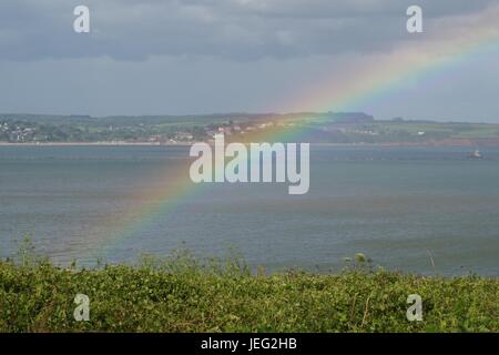 Regenbogen über dem Ärmelkanal von Langstone Rock, Dawlish, UK. Juni 2017. Stockfoto