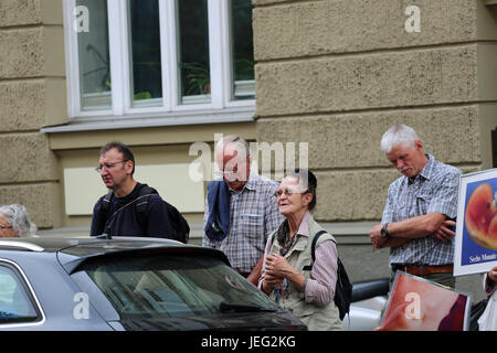 München, Deutschland. 24. Juni 2017. Etwa 20 christliche Fundamentalisten durch München vor allem gegen Abtreibung demonstriert. Bildnachweis: Alexander Pohl/Pacific Press/Alamy Live-Nachrichten Stockfoto