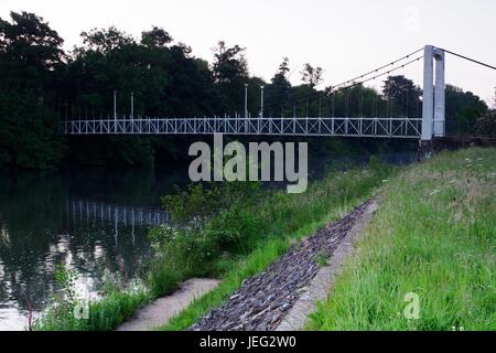 Trews Weir Hängebrücke über den Fluss exe, Exeter Quay. Devon, Großbritannien. Juni 2017. Stockfoto