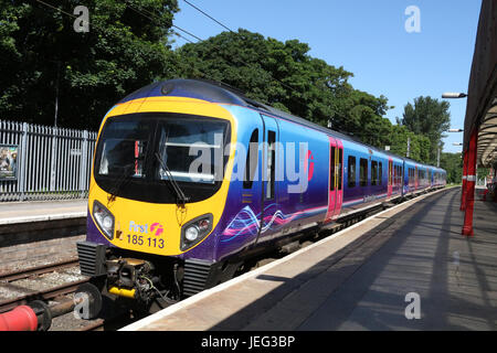 Klasse 185 Desiro Diesel Triebzug in First Transpennine Express Lackierung im Lancaster station warten auf einen nördlichen Service nach Windermere zu nehmen. Stockfoto