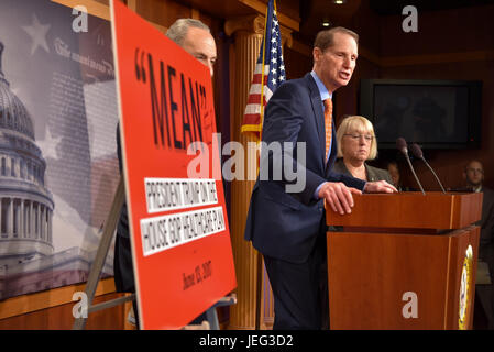 US-Senator Ron Wyden von Oregon während einer Pressekonferenz nach der Veröffentlichung der Republikaner Aufhebung und Ersatz von Obamacare auf dem Capitol Hill 22. Juni 2017 in Washington, DC. Wyden wurde zusammen mit anderen Demokraten Senat Minority Leader Chuck Schumer, links, und Senator Patty Murray, Recht, verurteilte die Rechnung, die 24 Millionen Amerikaner aus Gesundheitswesen zu erwarten ist. Stockfoto