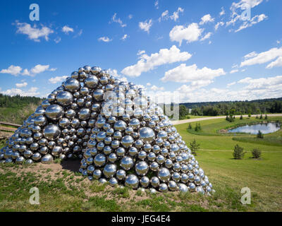 Ein Blick auf die Skulptur im öffentlichen Raum von fast 1.000 rostfreie Stahlkugeln, bekannt als Talus Dome in Edmonton, Alberta, Kanada. Stockfoto