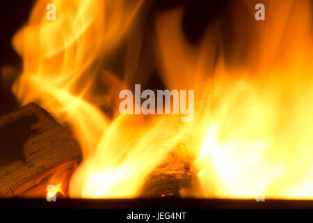 Bild von einem Lagerfeuer in der Nacht, mit Hickory-Protokolle brennen Stockfoto