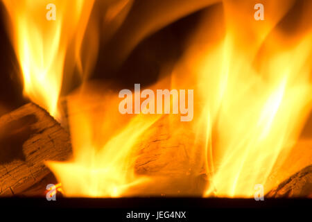 Bild von einem Lagerfeuer in der Nacht, mit Hickory-Protokolle brennen Stockfoto