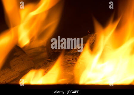 Bild von einem Lagerfeuer in der Nacht, mit Hickory-Protokolle brennen Stockfoto