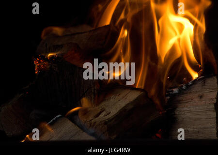 Bild von einem Lagerfeuer in der Nacht, mit Hickory-Protokolle brennen Stockfoto