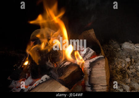 Bild von einem Lagerfeuer in der Nacht, mit Hickory-Protokolle brennen Stockfoto