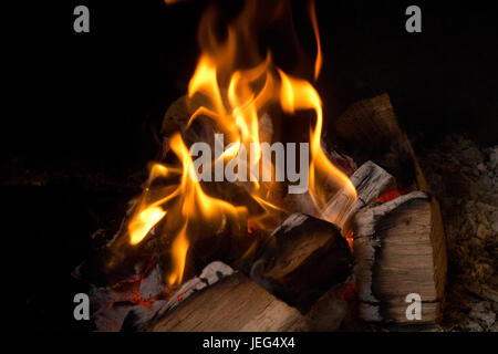 Bild von einem Lagerfeuer in der Nacht, mit Hickory-Protokolle brennen Stockfoto