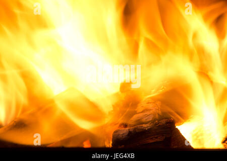Bild von einem Lagerfeuer in der Nacht, mit Hickory-Protokolle brennen Stockfoto