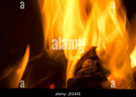 Bild von einem Lagerfeuer in der Nacht, mit Hickory-Protokolle brennen Stockfoto