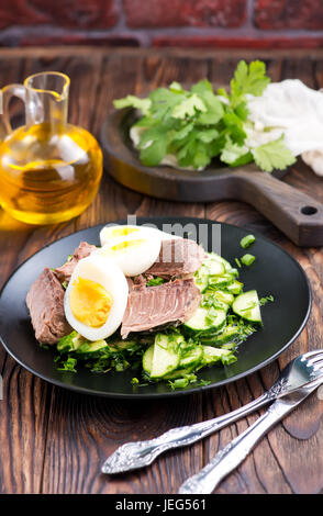 Salat mit Thunfisch auf der schwarzen Platte Stockfoto