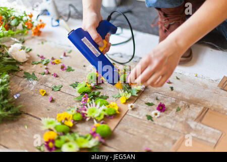 Blumengeschäft Blumen Dekoration mit Briefen und Kleber. Tageslicht in Innenräumen mit kleinen Schärfentiefe erschossen Stockfoto