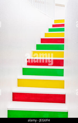 Bunte Treppe nach oben. Bunte Schritte. Treppe-Komposition. Stockfoto