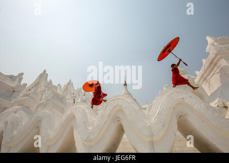 Mönche mit Regenschirm im Hsinbyume Pagode in Mandalay Myanmar Mingon Sagaing Region Tempel der weißen Pagode Myanmar Stockfoto