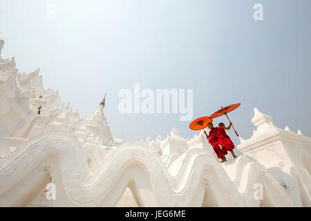 Mönche mit Regenschirm im Hsinbyume Pagode in Mandalay Myanmar Mingon Sagaing Region Tempel der weißen Pagode Myanmar Stockfoto