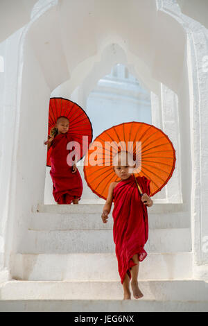 Mönche mit Regenschirm im Hsinbyume Pagode in Mandalay Myanmar Mingon Sagaing Region Tempel der weißen Pagode Myanmar Stockfoto