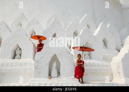 Mönche mit Regenschirm im Hsinbyume Pagode in Mandalay Myanmar Mingon Sagaing Region Tempel der weißen Pagode Myanmar Stockfoto