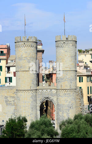 Panoramablick auf Crenellated Türme der berühmten Porta Soprana Tor der alten Genua Stockfoto