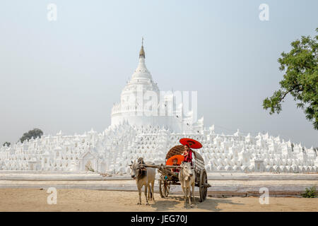 Hsinbyume Pagode Myatheindan Pagode in Mandalay Myanmar Reisen Mingun Tempel - weiße Pagode in Mingun Stockfoto