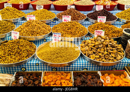 Marktstand mit Gerichten Anzeige Auswahl an Nüssen und Trockenfrüchten. Stockfoto