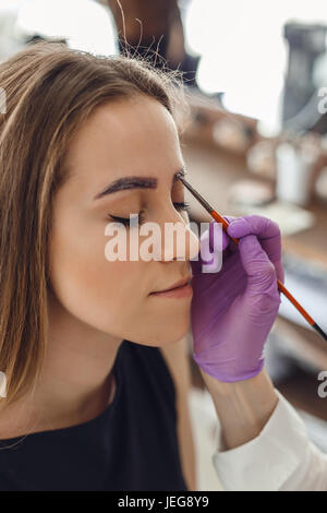 Malerei-Client Augenbrauen im Salon zu meistern. Stockfoto