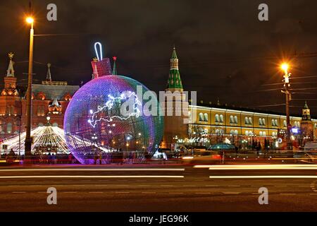 Moskau, Russland - August 2016: Weihnachtsdekoration in Front Kreml am Manege-Platz in Moskau, Russland. Stockfoto