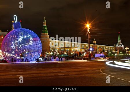 Moskau, Russland - August 2016: Weihnachtsdekoration in Front Kreml am Manege-Platz in Moskau, Russland. Stockfoto