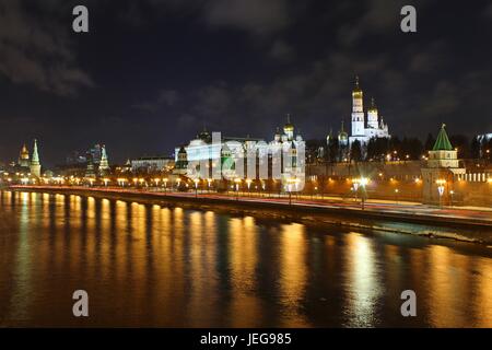 Stadtbild von Kreml-Mauer und Fluss in Moskau, Russland-Nachtszene. Stockfoto