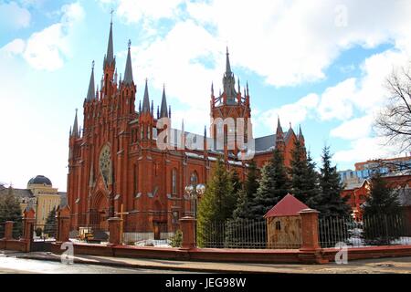 Die Kathedrale der Unbefleckten Empfängnis der Heiligen Jungfrau Maria ist eine neogotische katholische Kirche in Moskau, Russland. Stockfoto