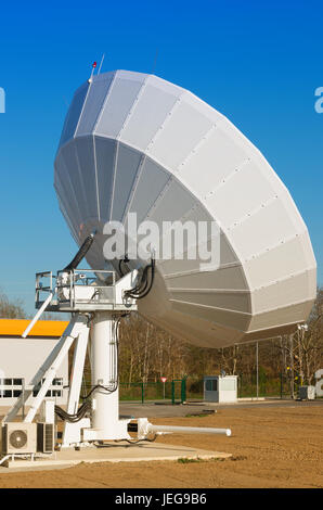 Sat-Dishe Punkt himmelwärts. TV-Antenne im Kommunikations-center Stockfoto