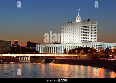 Das weiße Gebäude in Moskau bei Nacht. Stockfoto