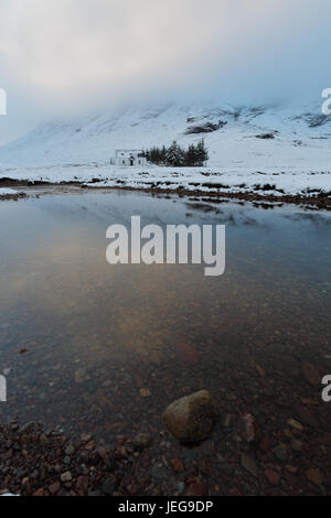 Fluss Coupall und Glencoe Hütte, Lagangarbh, Benath Buachaille Etive Moor im Winter Stockfoto