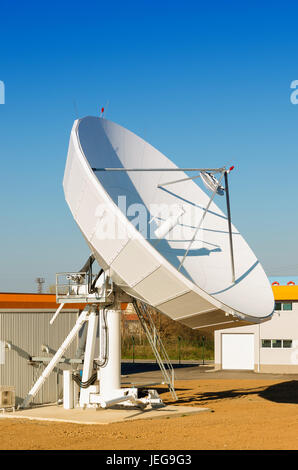 Satelliten-TV-Antenne im Kommunikations-Center. Nachrichtentechnik Stockfoto