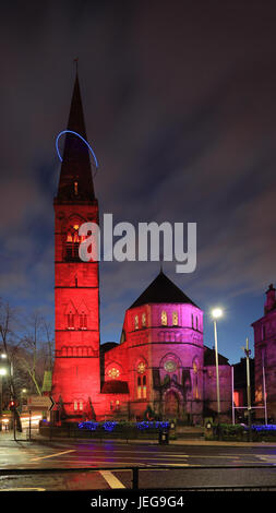 Oran Mor, Byres Road/Great Western Road, Glasgow ein am frühen Morgen nach einem Niederschlag Stockfoto