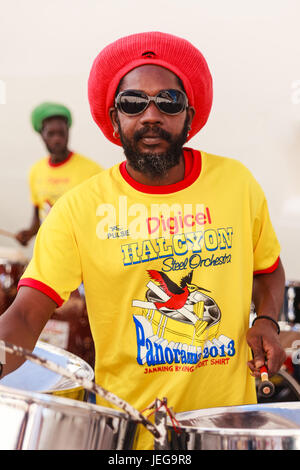 Halcyon Steel Orchestra führen am St. Johns Kai in Antigua.  Die Stahl-Trommel stammt aus Trinidad und Tobago in den West Indies. Stockfoto