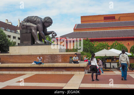 Blick auf die British Library-Gebäude und die Bahnhofshalle mit der Isaac Newton-Skulptur von Eduardo Paolozzi und die Besucher sitzen und vorbei. Stockfoto