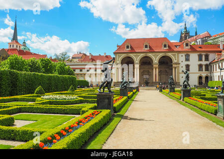 Blick auf die Barock-Wallenstein-Palais in Malá Strana, Prag, derzeit die Heimat des tschechischen Senats und seiner französischen Garten im Frühjahr. Stockfoto