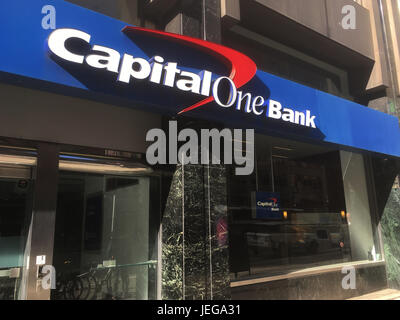 New York City - 28. Januar 2017: Fassade der Capital One Bank Midtown Manhattan Lage. Großes Capital One Bank Logo außen, Blick auf die Straße. Stockfoto