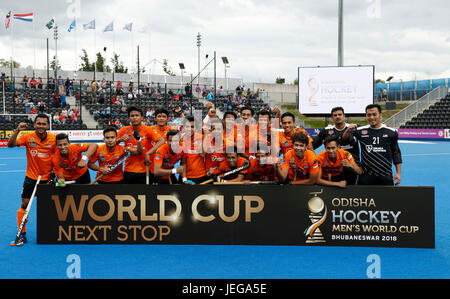 Malaysia-Pose für ein Team-Gruppe nach der Männern World Hockey League Semi Final, 3./4. Platz match bei Lee Valley Hockey Centre, London. PRESSEVERBAND Foto. Bild Datum: Sonntag, 25. Juni 2017, 2017. Bildnachweis sollte lauten: Paul Harding/PA Wire Stockfoto