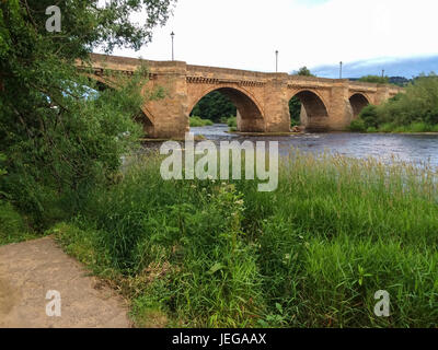 Corbridge, England, Vereinigtes Königreich.  Brücke über den Fluss Tyne.  1674 gebaut, erweitert im Jahre 1881. Stockfoto