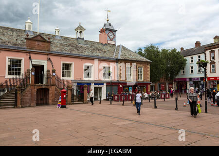 Carlisle, England, Vereinigtes Königreich.  Rathaus, Restaurant Sitzgelegenheiten im Freien. Stockfoto